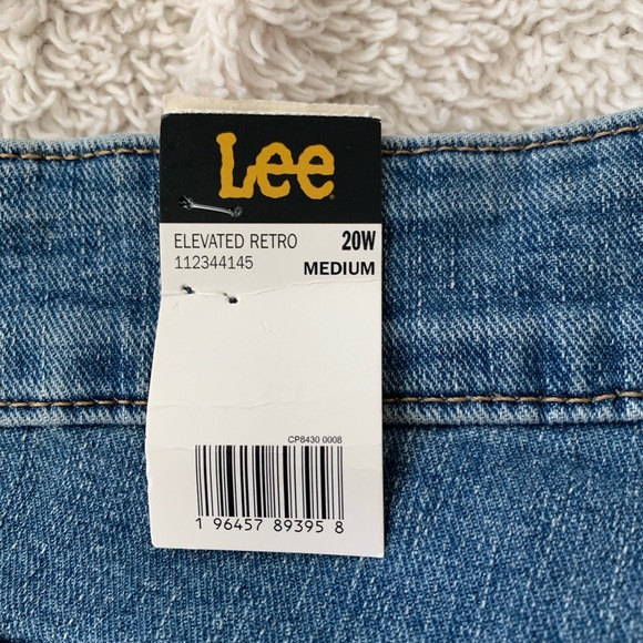 NWT ~ 20W - LEE  Legendary Flare Jeans - Mid Rise - Picture 3 of 16